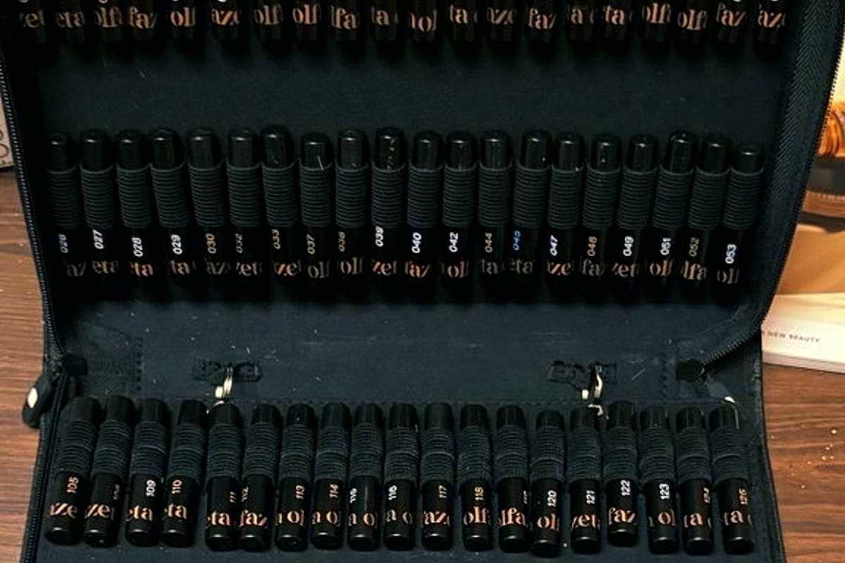 An open consultant case with rows of Olfazeta samples, each bottle carrying its own number